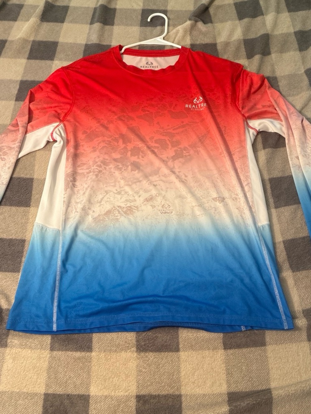 Realtree Men's Red White Blue Ombre Performance Long-Sleeve Shirt